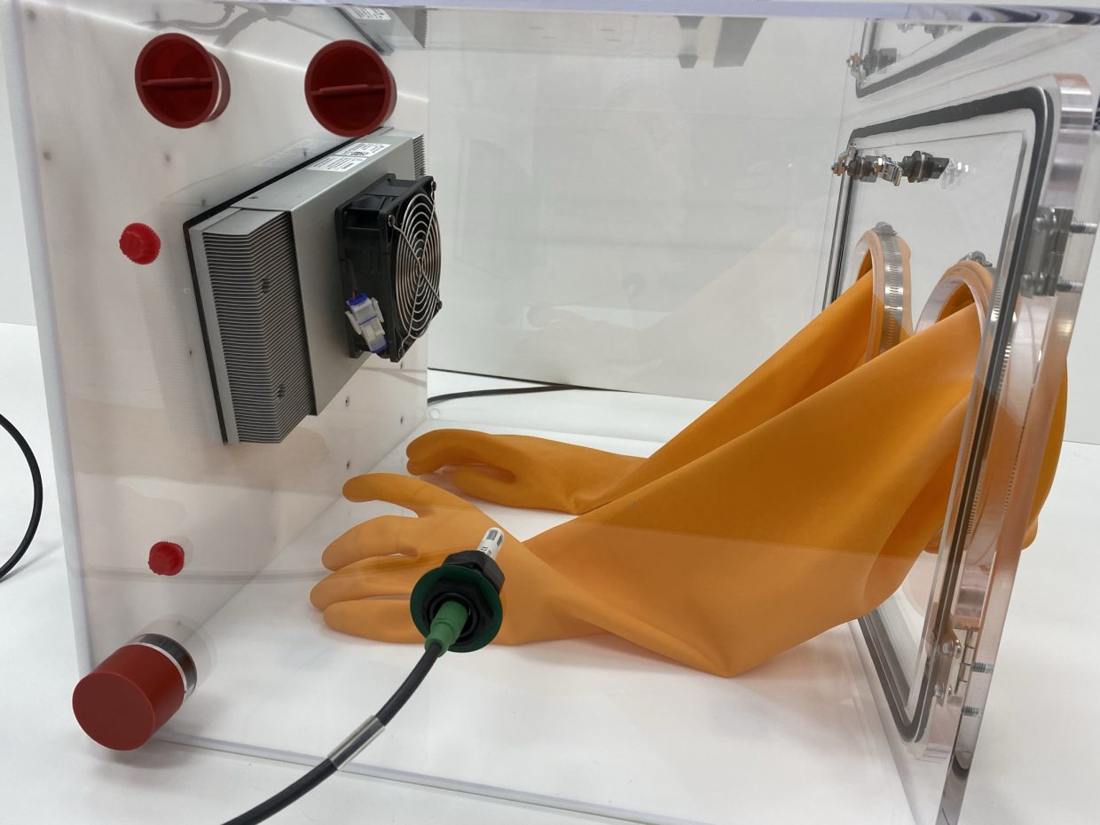 M 5504 Compact Temperature and HumidityControlled Glovebox Electro